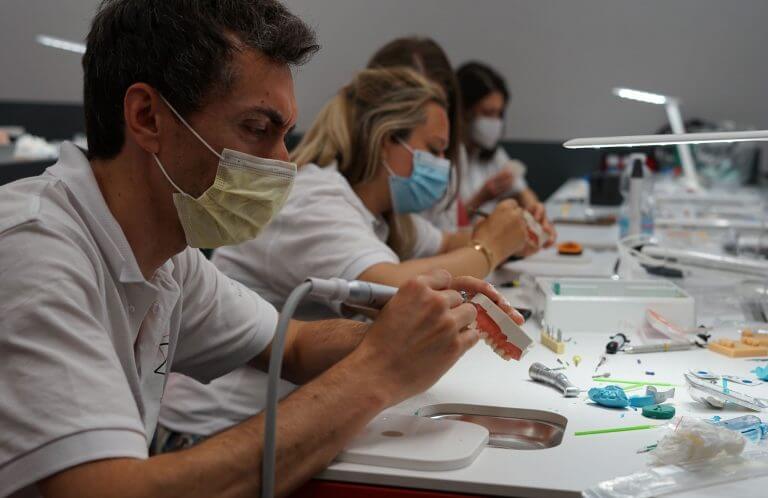 Studenti fanno pratica di odontoiatria restaurativa